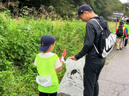 清掃活動の様子。午後の里山散策とあわせ、1日を通して那須塩原市の豊かな自然に触れることができました。